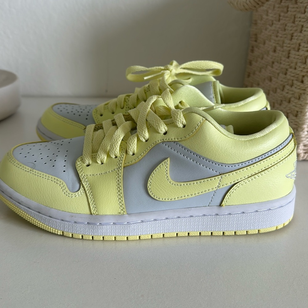 Womens 7 Nike Jordan Low, Worn once